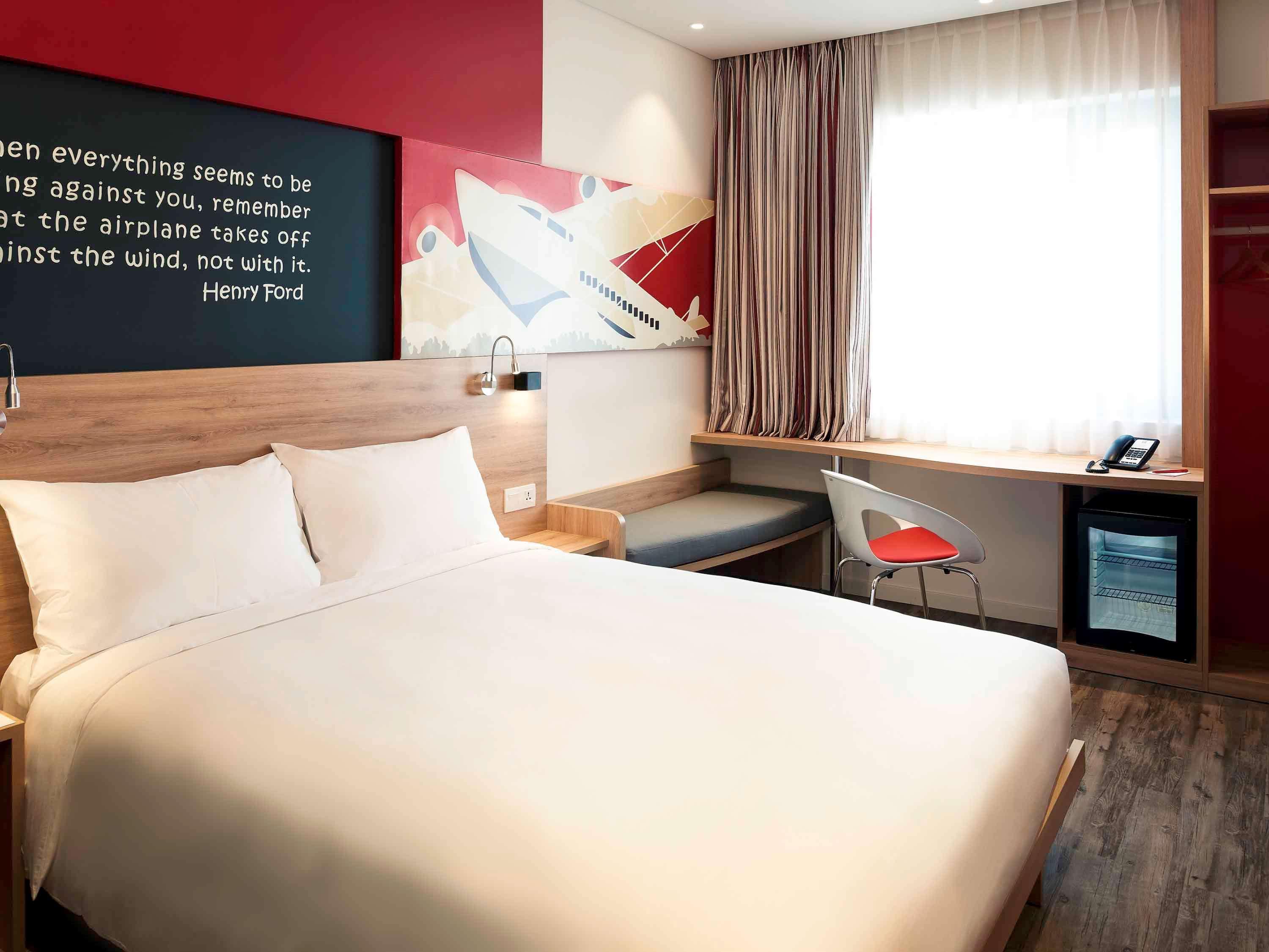 Hotel Ibis Saigon Airport 4*