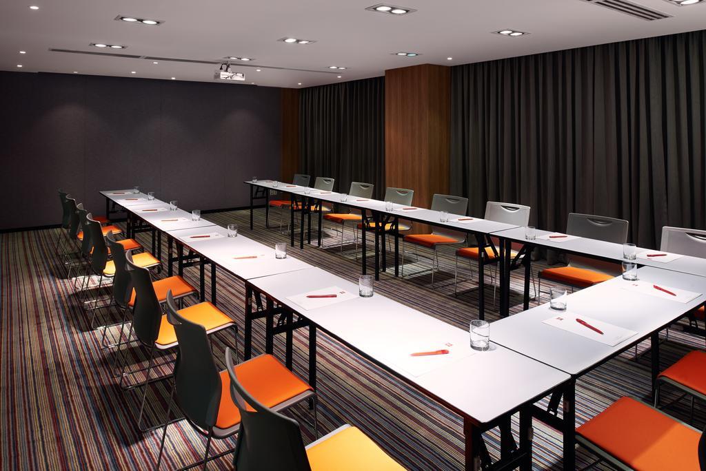 Hotel Ibis Saigon Airport 4*